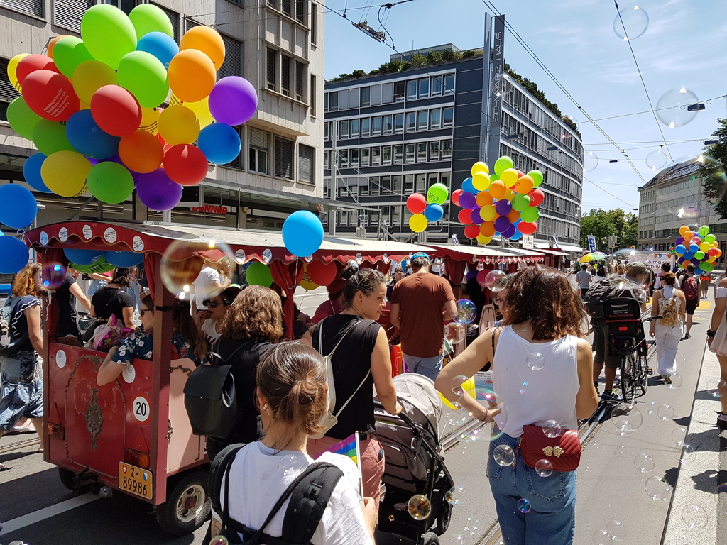 Die Regenbogenfamilien mit dem Bimmelzug an der Pride. (Bilder: zVg)
