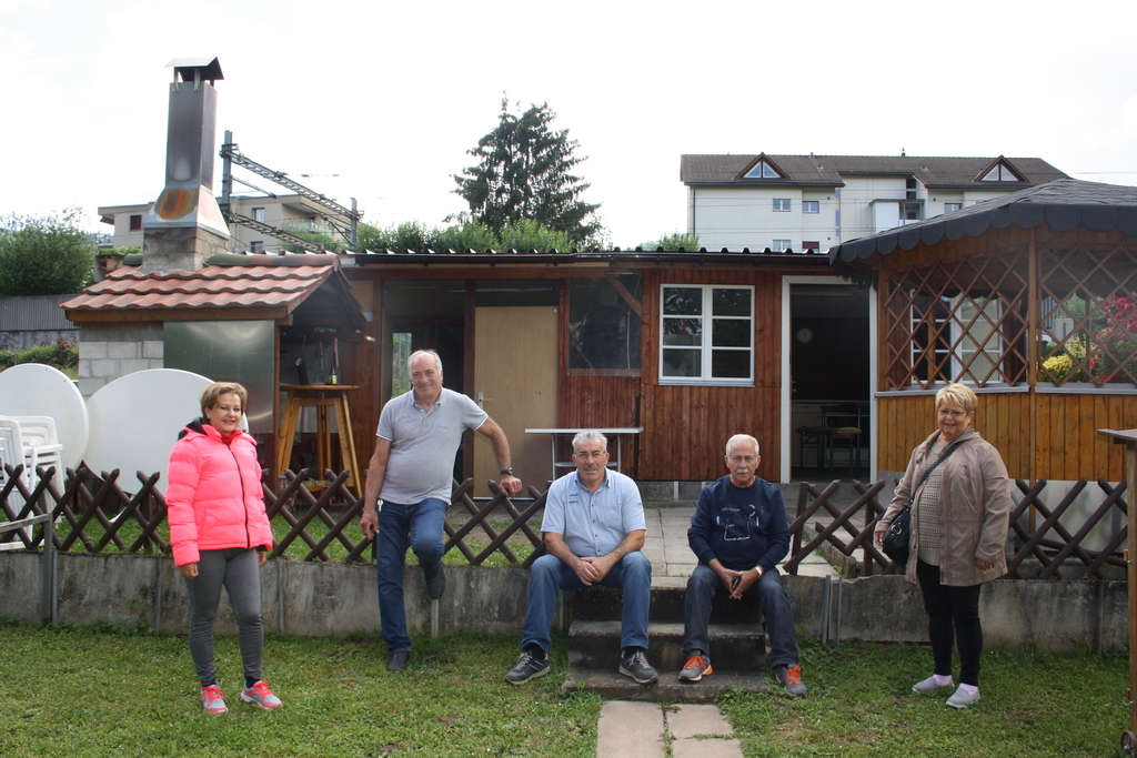 Die Gemeinschaftspergola wurde von Svetlana Kitanov, Giuseppe Campesano, Giovanni Venditti sowie Drago und Mirjana Banovic erweitert (v. l). 