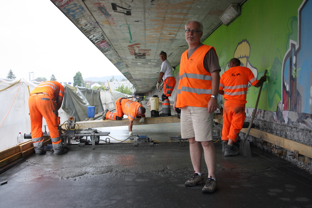 Der neue Geh- und Veloweg besteht aus einem Ultrahochleistungs-Faserbeton. Laut Projektleiter Martin Strübi (vorne) wird das Material in nur sechs Stunden fest.
