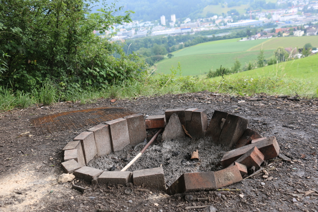 Zerstörte Grillstelle.