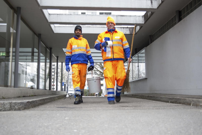 Für den Werkhof unterwegs: Asylsuchender Neamn Merhawizghi (r.) und Werkhofarbeiter Serge Schmidhalter.Fotos: Barbara Scherer
