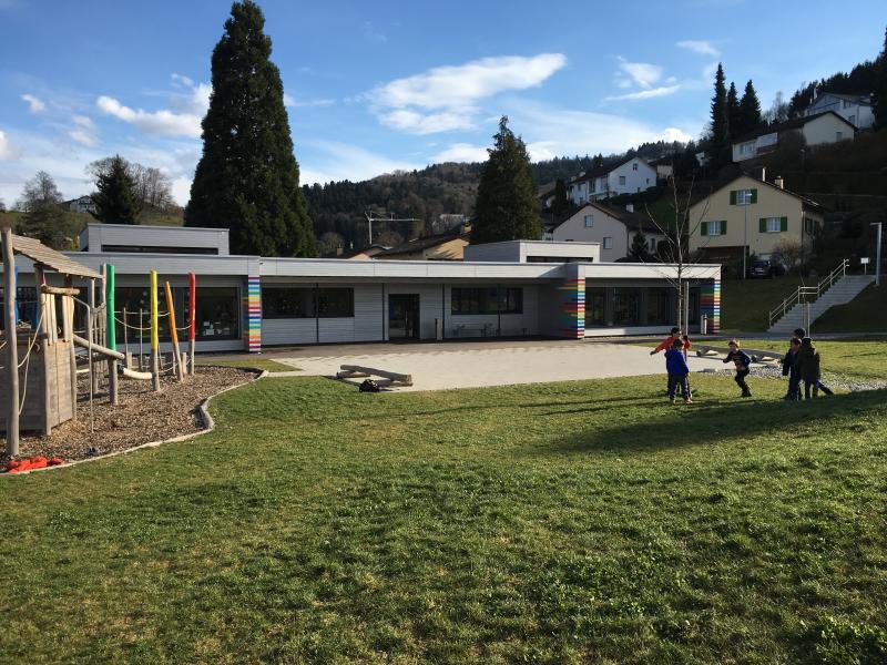 Der Doppelkindergarten Zelgli: Unter dem Gebäude sammelt sich immer wieder Wasser an. zVg
