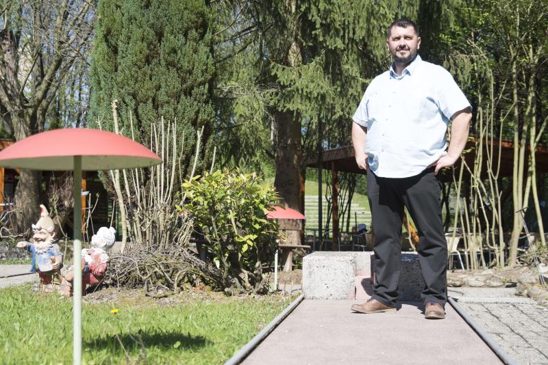 Fatmir Kreyziu <em>ist der neue Betreiber der Minigolfanlage beim Tivoli. Barbara Scherer</em>