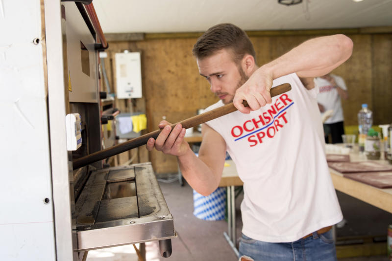 Pizza wird in den Ofen geschoben. (bsc)
