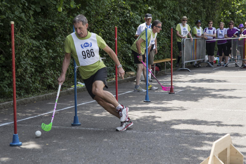 Unihockey im Geschicklichkeitsparcours.
