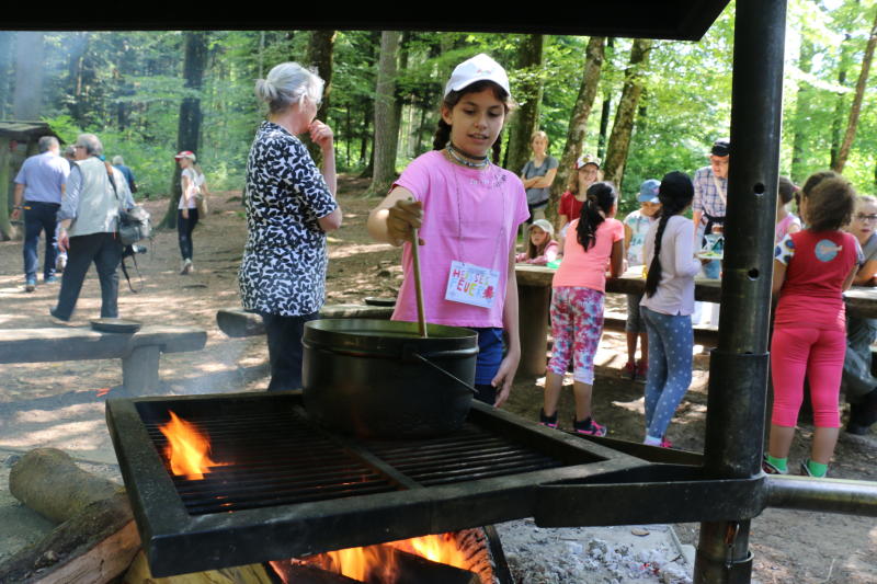 Über dem Feuer wird das Essen gekocht.