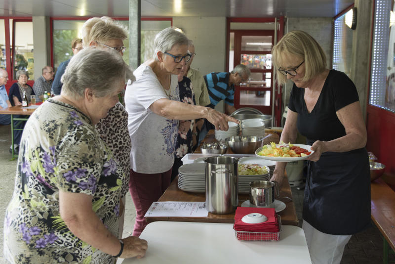 Doris Suter schöpft den ersten Gästen. (Barbara Scherer)
