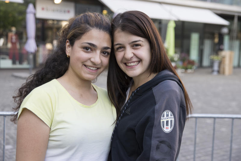 Giulia De Simone, 19, aus Neuenhof und Lorena Mazza, 20, aus Wettingen: Giulia: «Ich habe immer Fussball gespielt und mein Vater ist im FC Juventina. Für mich war klar, dass ich in die neue Frauenmannschaft möchte.» Lorena: «Ich habe eigentlich nie Fussball gespielt, aber meine ganze Familie spielt im FC Juventina. Jetzt kann ich endlich auch mitspielen.»
