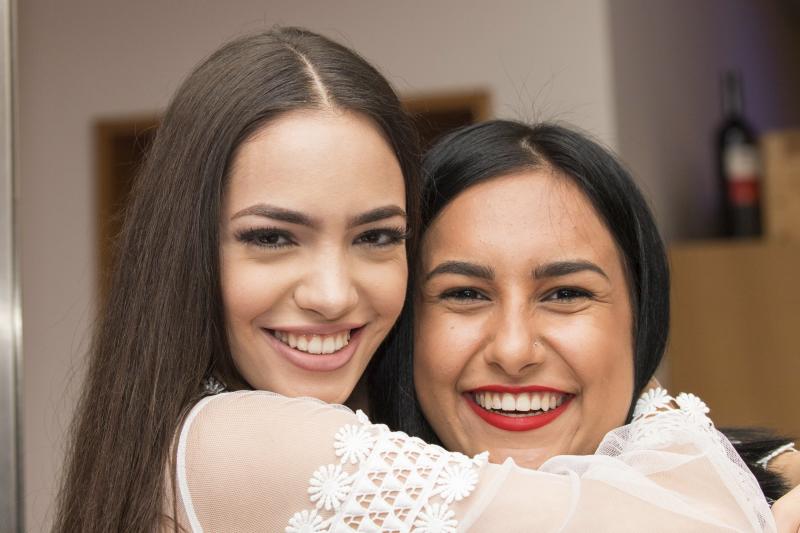 Jastina mit ihrer besten Freundin Victoria. (Gaby Kost)
