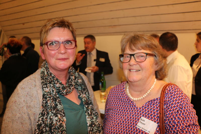 Gäste am Industrieapéro.
