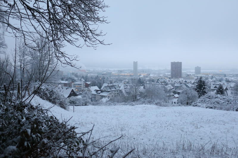 Schnee bedeckt das Dorf. (Melanie Bär)
