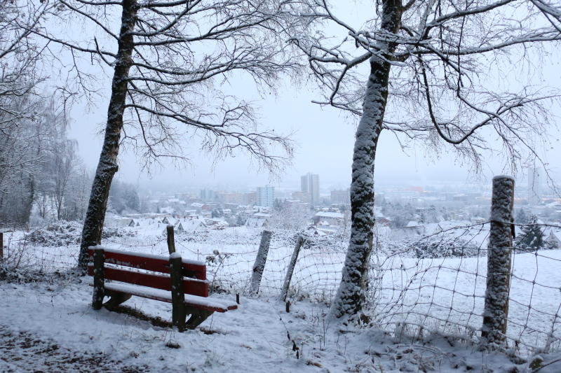 Winterstimmung am Montagmorgen mit Blick von der Heitersbergstrasse Richtung Dorf. (Melanie Bär)
