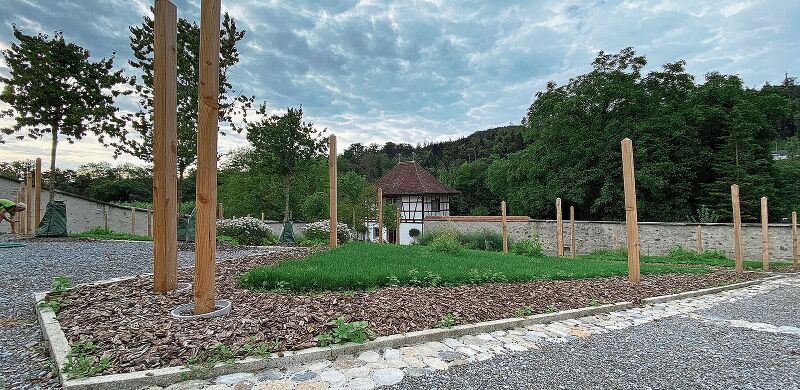 So sieht der wiederhergestellte Vorgarten vor dem Abthaus aus. Bald sollen hier noch Bäume gepflanzt werden. Melanie Bär
