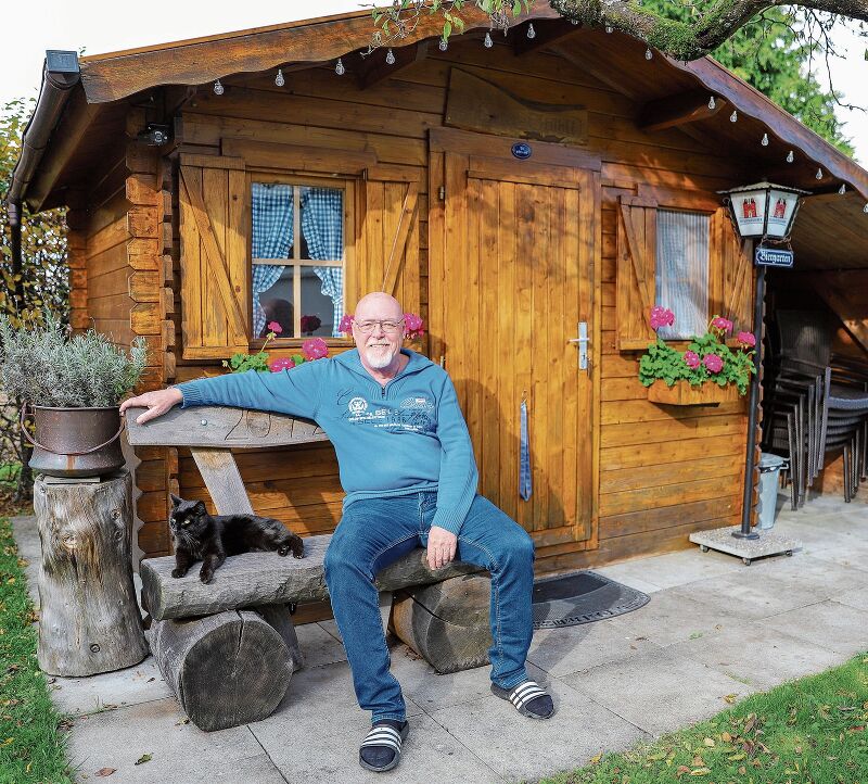 Hanspeter Schmid vor dem «Bierstübli» in seinem Garten. Gaby Kost
