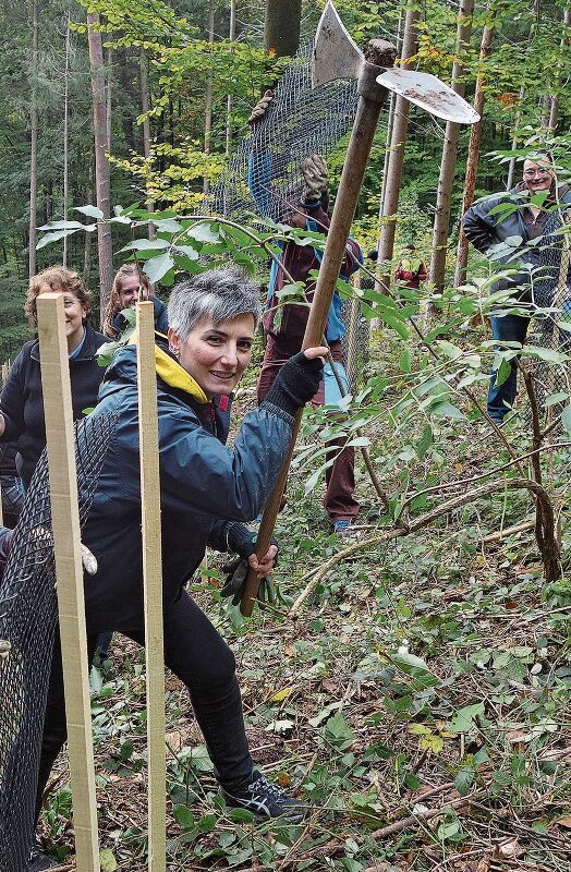 Gemeindeammann Roland Kuster im Wald im Einsatz.
