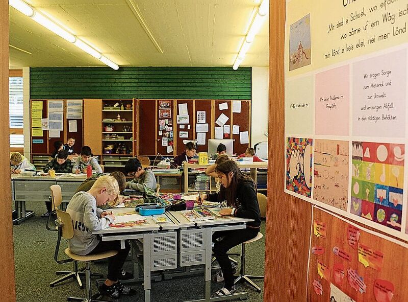 Die Schüler beim Malen der Adventskalenderkarten im November. 