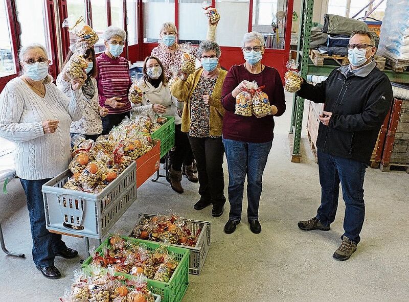 Sieben Landfrauen haben Chlaussäcke verpackt und Werner Scherer übergeben. Melanie Bär
