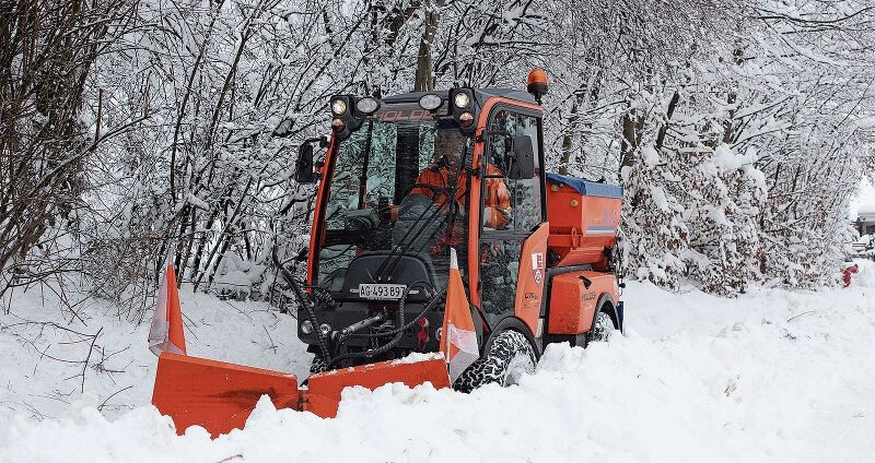 Um eine Strasse im Buechquartier in Würenlos vom Schnee zu befreien, muss Josef Laube mehrere Anläufe nehmen. Rahel Bühler
