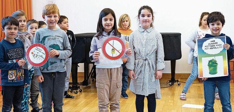 Mit Plakaten gegen Littering: Schülerinnen und Schüler des Schülerrates designen und präsentieren ihre Plakate. (Bilder: Romi Schmid)