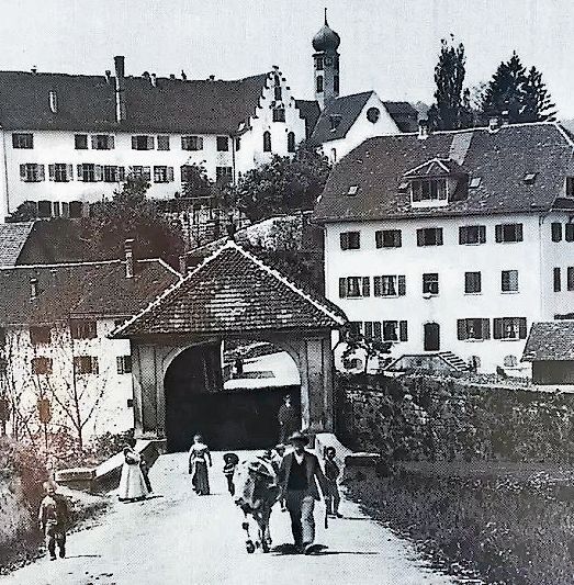 Schwere Last: Ein mobiler Kran bugsiert bei Wind und Regen die Eisenbrücke von ihrem angestammten Platz. (Bild: Robin Schwarz)
