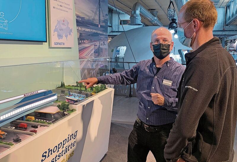 Projektleiter Marc Chopard erklärt Besucher Sven Degenhardt die nachhaltigen Neuerungen der Autobahnraststätte. (Bild: Sibylle Egloff)