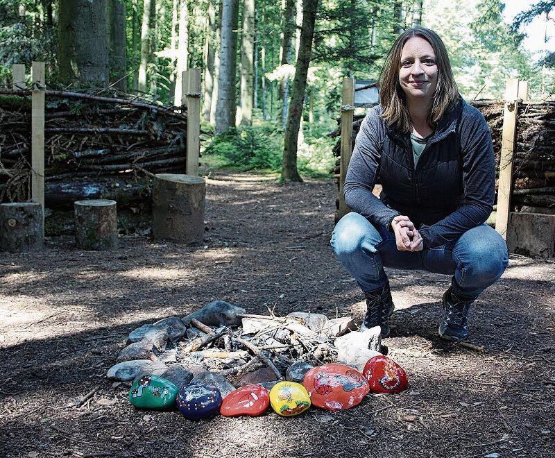 Das Waldsofa samt Feuerstelle, das Anja Dillinger errichtet hat, ist der zentrale Platz.Sibylle Egloff
