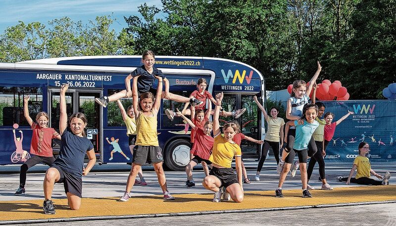 Turnende Kinder der Trägervereine bei einer akrobatischen Showeinlage (Bilder: Gaby Kost)
