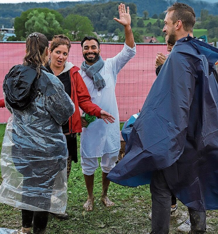 Süsse Früchte: Zwei Besucherinnen versprühen im Erdbeerkostüm gute Laune. (Bilder: Gaby Kost)

