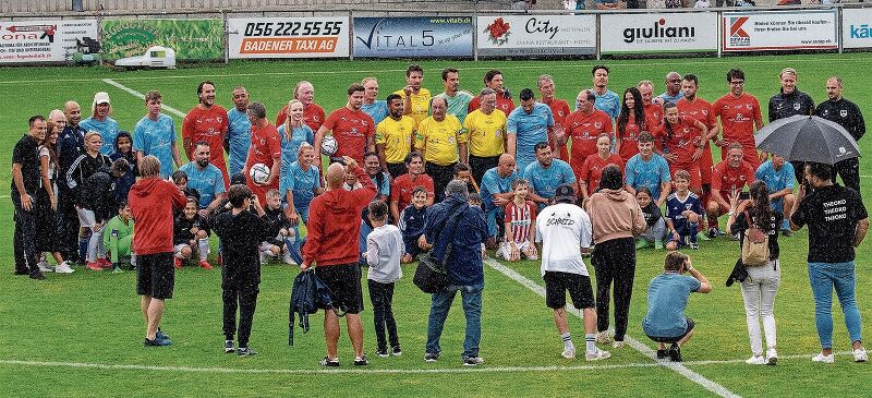 Gruppenbild vor dem Fussballspiel. (Bilder: Gaby Kost)
