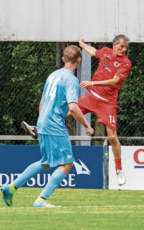 Thomas Bickel (rot) in Aktion.