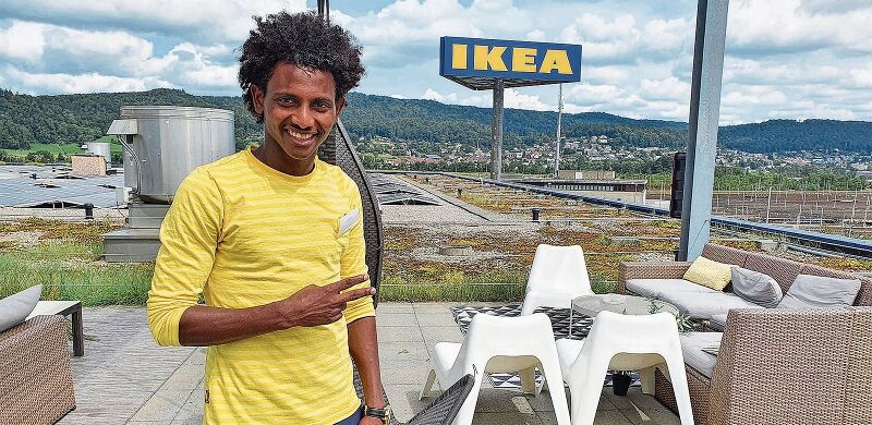 Über den Dächern von Spreitenbach auf  der Ikea-Terrasse posiert Samiel Bahrinegasi. (Bild: Robin Schwarz)
