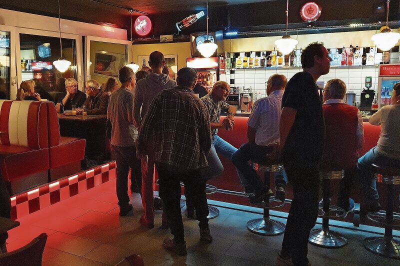Im American-Diner gibts Bier und Hotdogs.