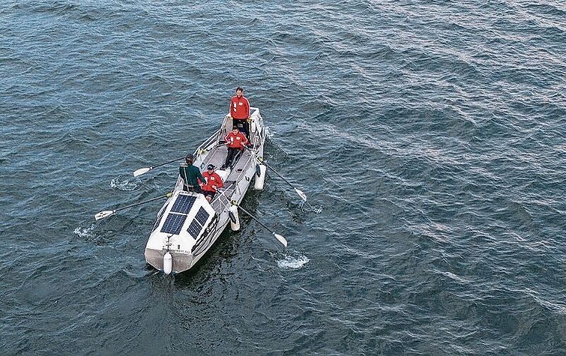 Auf hoher See rudern die vier über zum Teil meterhohe Wellen. 