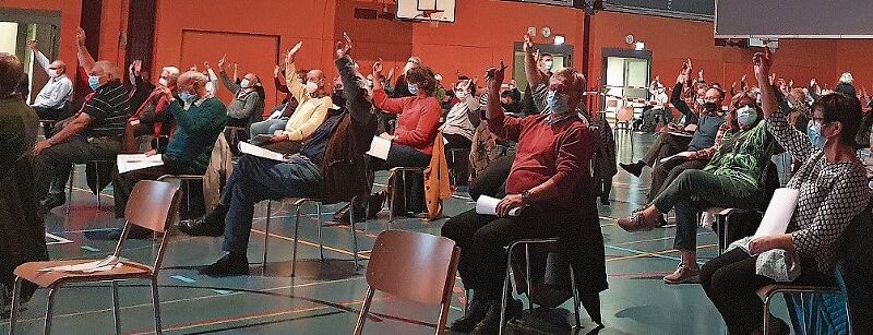 Die Turnhalle Zentrum war mit 137 Stimmbürgerinnen und -bürgern gut gefüllt. (Bild: Robin Schwarz)
