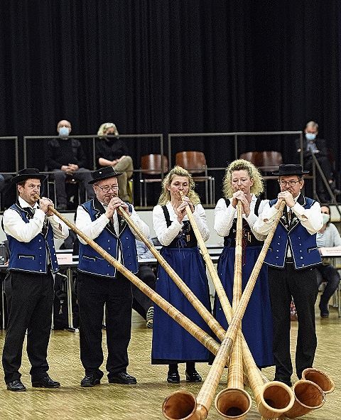 Die Alphorngruppe Reussblick musizierte im Tägi. awa