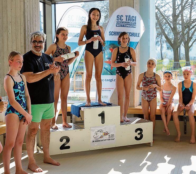 Applaus für die schnellsten weiblichen Fische: 1. My-An Lauber, 2. Lucia Bermudez und 3. Stela Schneider.gk
