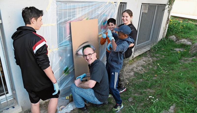 Gordian Hertli, Projektleiter von Iceroc, übt mit den Kids das Sprayen. Muriel Zweifel
