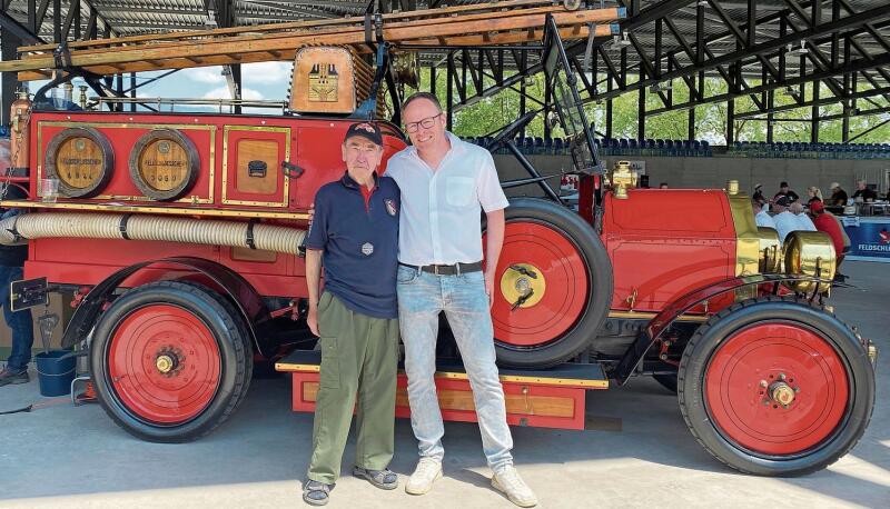 Ueli Braun und Oliver Gross vor dem ehemaligen TLF der Betriebsfeuerwehr Feldschlösschen.ti
