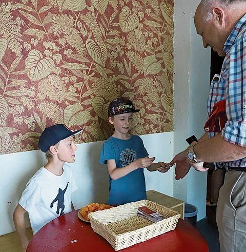 Die Kinderdarsteller Giacomo (l.) und Nino sammeln die Eintrittskarten ein. gk
