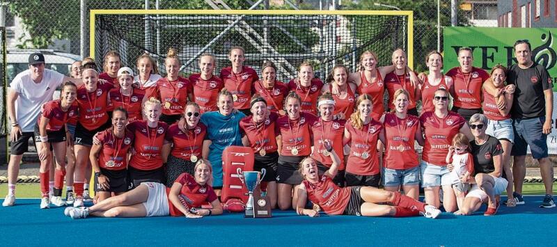 Strahlende Sieger in Rot-Weiss: Die Gewinnerteams der Damen und der Herren bei der Siegerehrung der Final Four am Sonntagabend. zVg