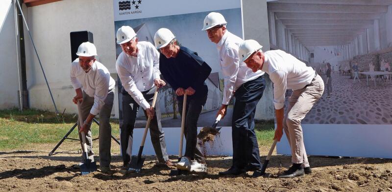 Spatenstich mit Rektor Paul Zübli, Landammann Alex Hürzeler, Architekt Daniel Dickenmann, Regierungsrat Markus Dieth und Kantonsbaumeister Urs Heimgartner (v.l.).Dieter Minder

