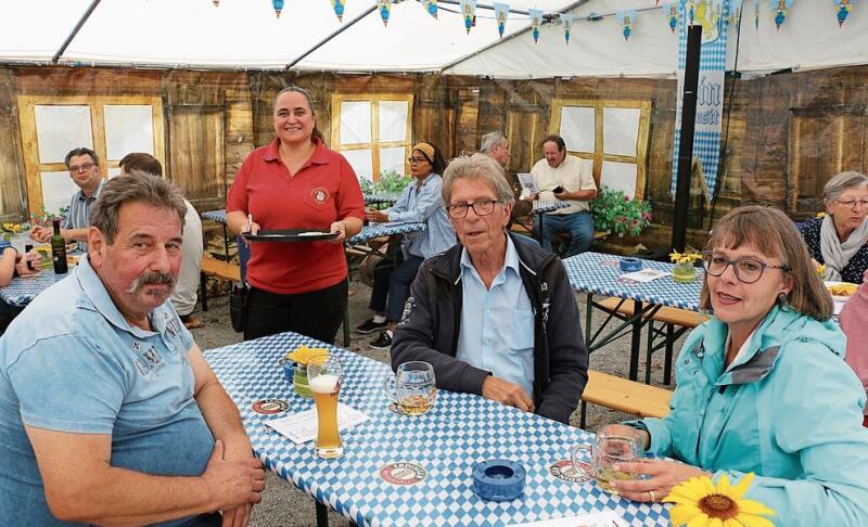 Im Zelt der Chlausgesellschaft: Hardy Wiederkehr, Selma Stoll, Peter Gerny und Vizeammann Petra Kuster Gerny. bär