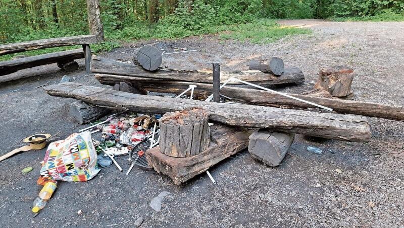 Ein Bild der Verwüstung: Holzbänke wurden aus der Verankerung des Unterstands gerissen und über der Feuerstelle platziert. zVg