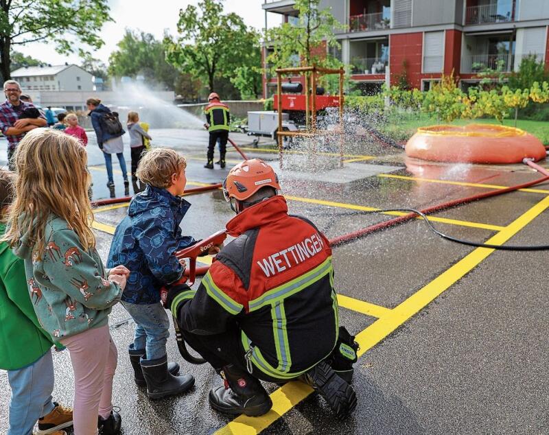 Einmal mit einem Feuerwehrschlauch spritzen. Der Andrang ist gross.gk