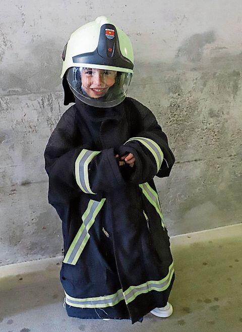 Der kleine Santiago in Brandschutzjacke und Helm.gk
