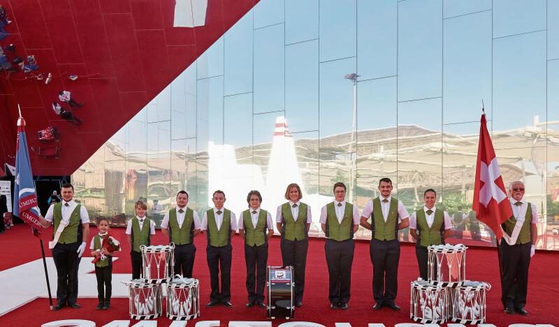 Die Wettinger Tambouren unter dem Schweizer Pavillon an der Expo Dubai.  zVg
