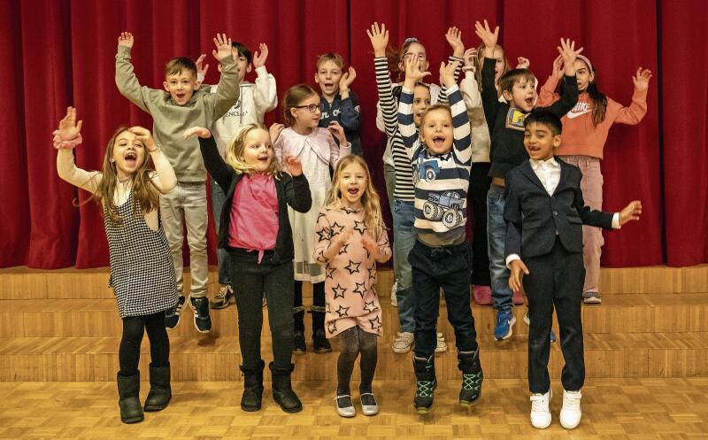 Noah, hier mit seinen Cousinen Simona und Lara, kommt von Wohlenschwil nach Spreitenbach in die Chorprobe. (gk)