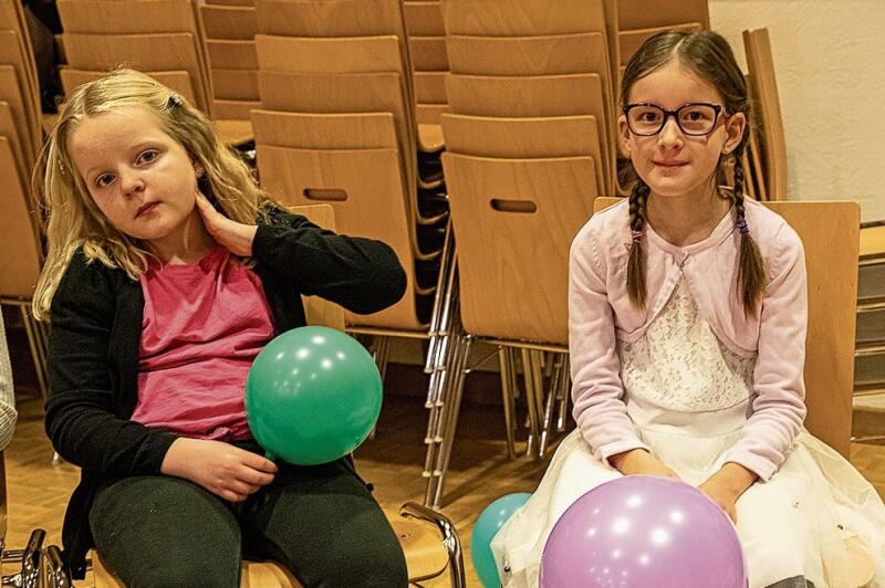 Die Zwillinge Raphaela (l.) und Jana schnuppern das erste Mal im Jugendchor. (gk)
