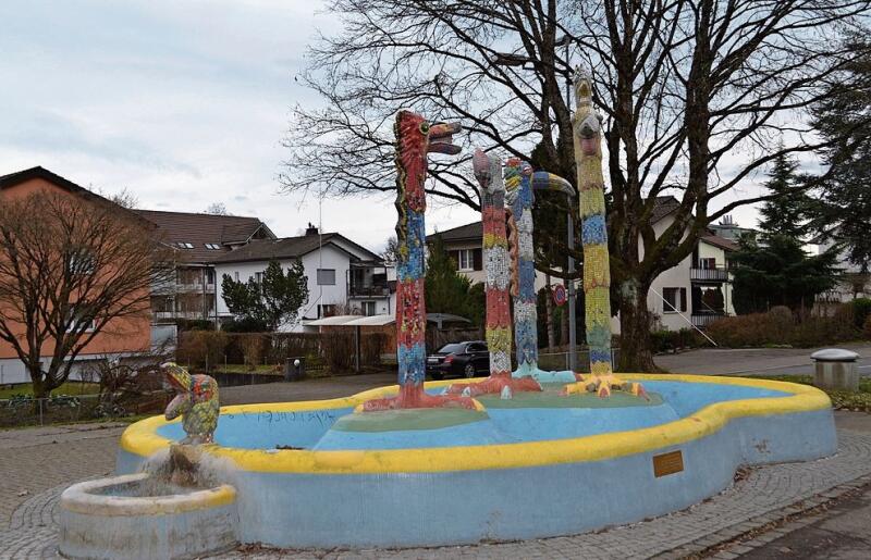 Der Kakadubrunnen von Künstler Bruno Weber ist neben dem Sportplatz Ziegelei zu sehen.(ihk)
