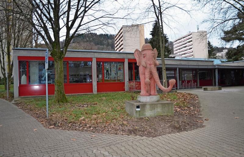 Der grosse Doppelrüssler Herold steht vor der Gemeindebibliothek im Langäcker-Quartier.(ihk)